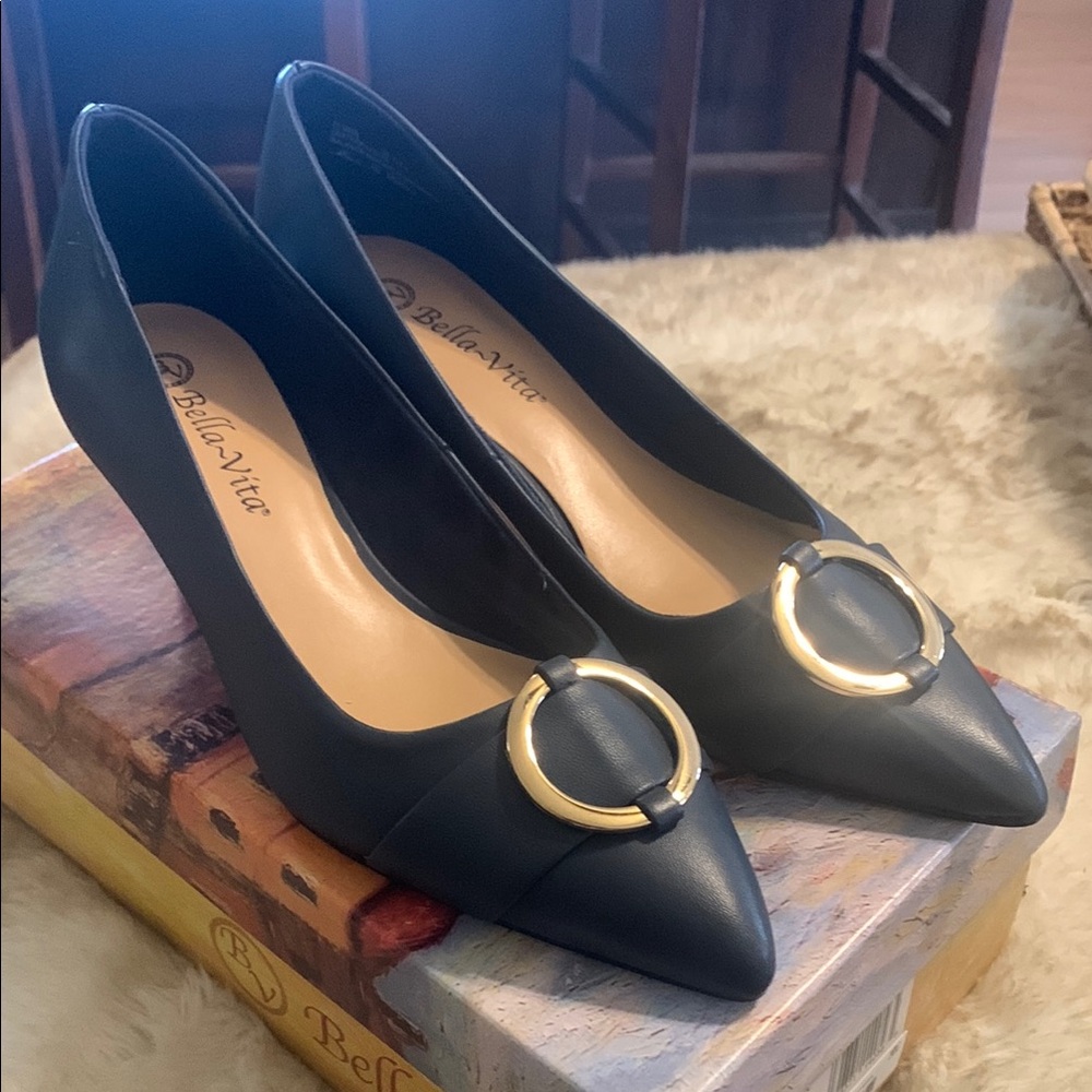 Bella Vita Black and Gold Heels with Gold Accent